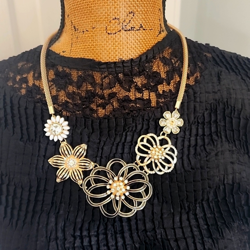 Lovely Flower Fashion Necklace